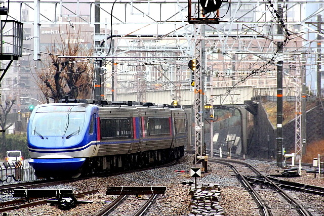 京都と鳥取・倉吉を智頭急行線経由で結ぶ特急『スーパーはくと』。就役しているHOT7000系は智頭急行に在籍しているが、登場から20年以上が経過したことから、車内設備や内装のてこ入れが段階的に行なわれている。