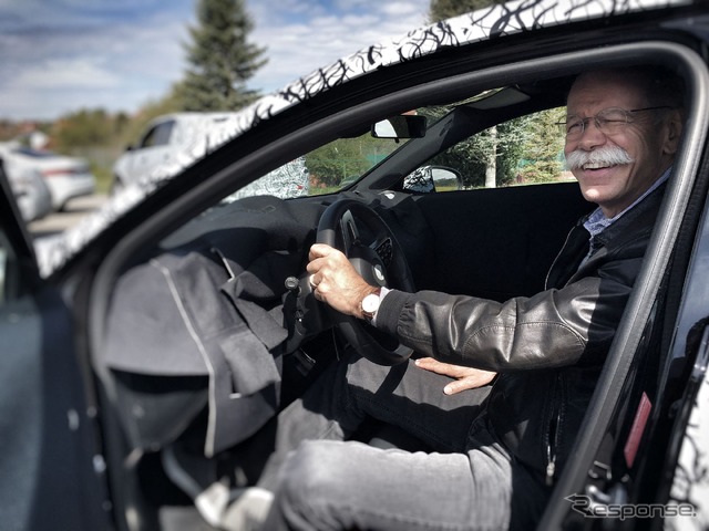 ダイムラーのディーター・ツェッチェ会長とメルセデス Aクラス 次期型のプロトタイプ