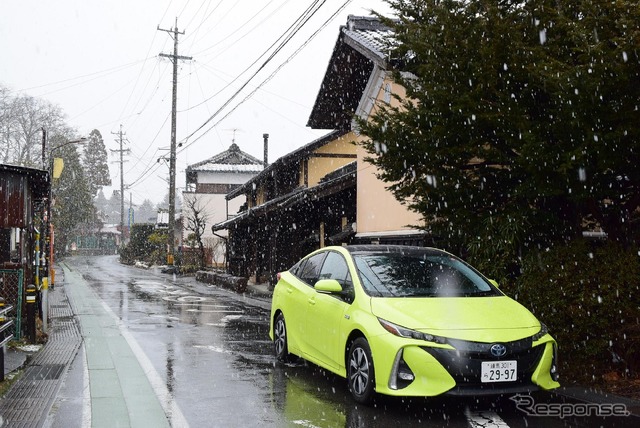 プリウスPHVで4月の雪が降る佐久を行く。