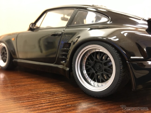 911の特徴である太いリアタイヤは、さらに極太なものに換装されている。ホイールリムが曲がっても交換できる3ピースホイールを採用。通常ならレースカーの装備だ。