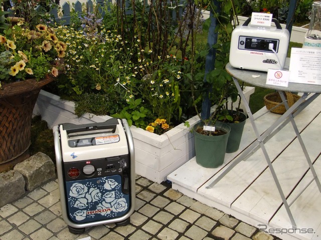 カセットコンロガス発電機『エネポ』（左）とポータブルバッテリー「リベイド E500」