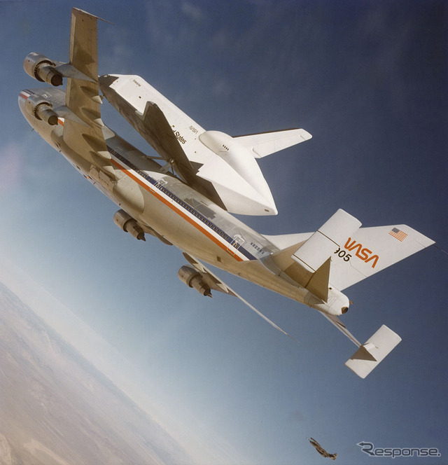スペースシャトル・オービタ1号機。ボーイング747の背中に乗せられ上空に運ばれたのち、飛行試験（1977年）