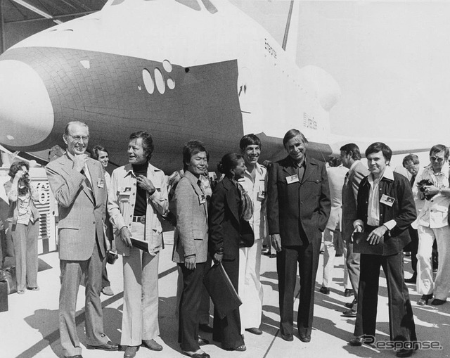 スペースシャトル・オービタ1号機のお披露目に集まったエンタープライズ乗員俳優(1976年)
