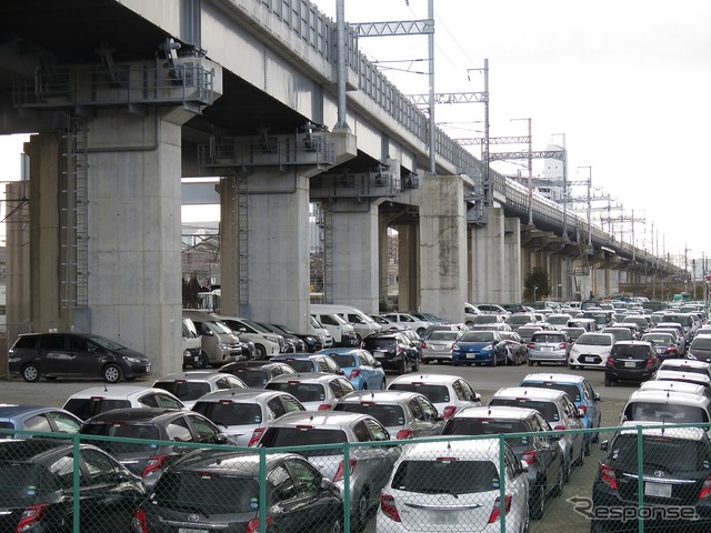 新大阪駅付近の新幹線高架橋に沿って確保されている新大阪連絡線の建設用地。現在は駐車場として使われている。