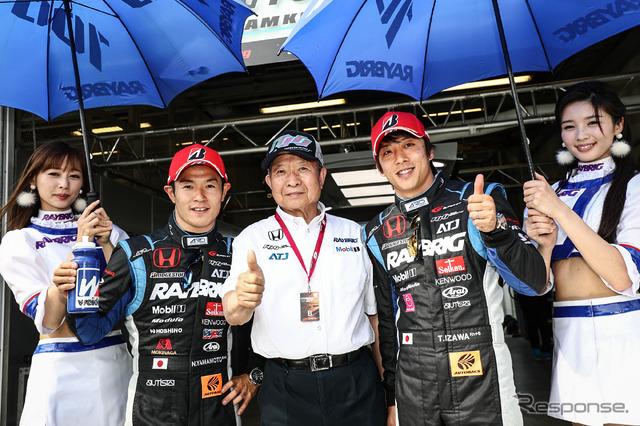 #100 NSX陣営、中央の高橋国光監督を挟んで山本(左)と伊沢。