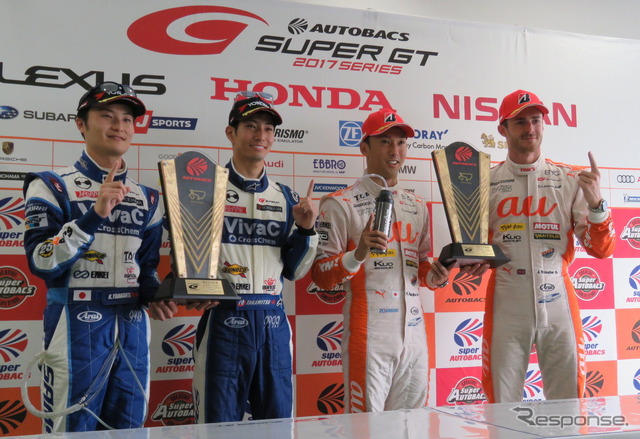 左からGT300クラス優勝の山下健太、松井孝允、GT500優勝の中嶋一貴、J.ロシター。