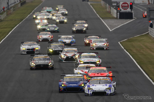 ポール発進の#25 VivaC 86 MCと予選2位の#61 BRZが接戦を展開、#25が勝利をおさめる(写真はスタート)。