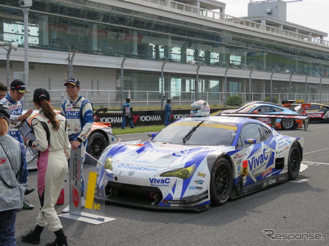 ゴール直後の優勝車#25 VivaC 86 MC。