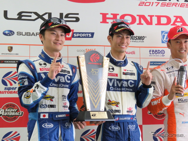 優勝した山下(左)と松井。