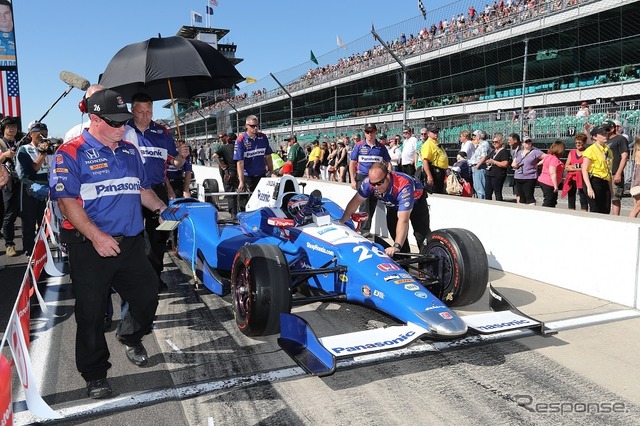 予選アタックに向かう佐藤琢磨。(インディ500)