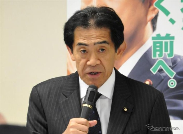 逢沢一郎氏は、自民党オートバイ議員連盟(議連)・同党政務調査会二輪車問題対策プロジェクトチーム(PT)で座長を務める