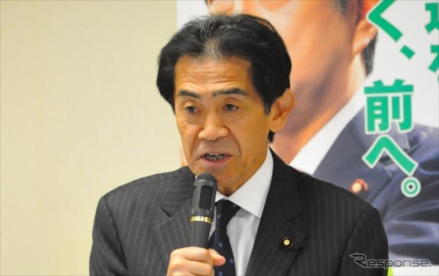 逢沢一郎氏は、自民党オートバイ議員連盟(議連)・同党政務調査会二輪車問題対策プロジェクトチーム(PT)で座長を務める