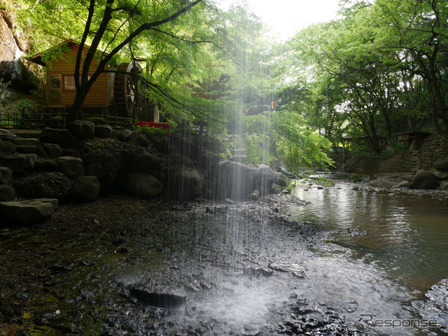 “知る人ぞ知る”「月待滝」。水量に応じて2本~3本とその見せ方は変わり、二筋の時は「夫婦滝」、三筋の時は「親子滝」とも呼ばれる。滝の裏側に回って風景を見るのもいい