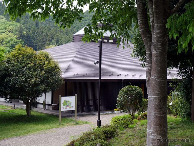「奥久慈茶の郷公園」内にある「和紙人形美術館」。晩年を大子町での人形作りに情熱を燃やした和紙人形作家「山岡 草」氏の作品が展示されている