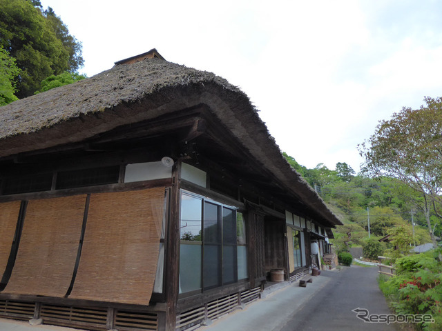 宿泊は築15 0年ほどの歴史を持つ古民家を改装して民宿とした「もっきりや」。地元食材をふんだんに使った田舎御膳を囲炉裏端で食し、五右衛門風呂にも入れる貴重な体験ができる。写真の主人と女将が毎日1組だけの贅沢なホスピタリティをしてくれる