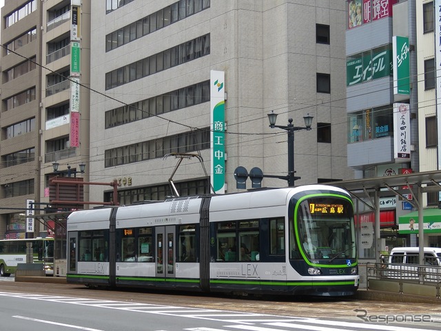 広島電鉄は8月1日に運賃値上げを実施。超低床式電車の導入などを進める。写真は超低床式電車の1000形。
