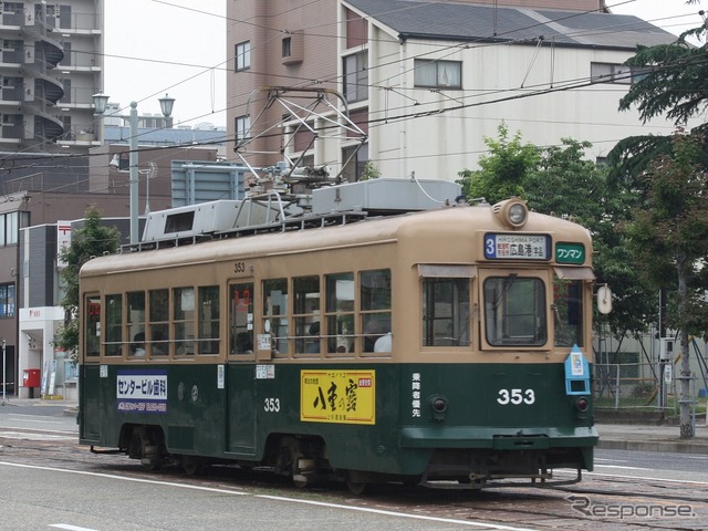 広島電鉄は利用者の減少が進む一方、老朽化した車両の更新など経費が増えている。写真は350形。