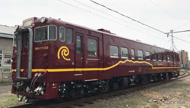 秋ならではの紅葉や実りをイメージしたという、濃赤ベースの新塗色車。ロゴやキャラクターラインはこれまでの新塗色車と共通。