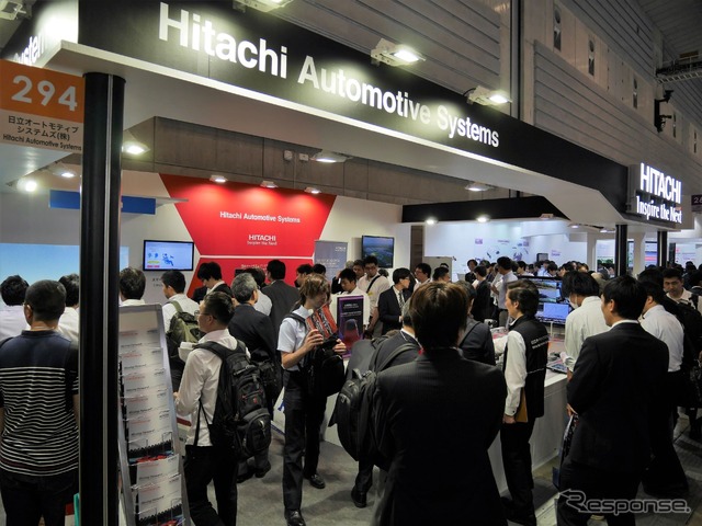 人とくるまのテクノロジー展は多くの人で大賑わいだ。日立オートモティブシステムズは中でも特に混雑している。