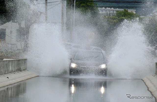 水飛沫を上げて深さ20cmの水壕に飛び込む新型インプレッサ