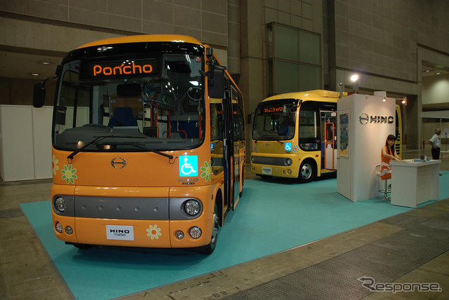 日野自動車、自治体総合フェアで ポンチョ をPR