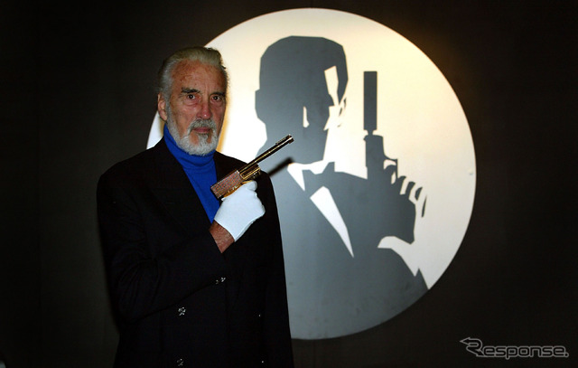 クリストファー・リー(『黄金銃を持つ男』のスカラマンガ役。写真は2002年の展示会で)