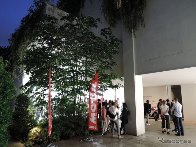 会場のCoSTUME NATIONAL Aoyama Complex