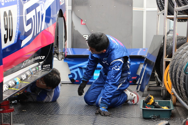 【ニュル24時間2017】スバルのメカニックは販売店の星! レース支え3連覇目指す