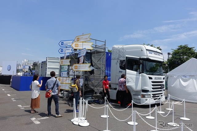 フォルクスワーゲングループのスカニアのトレーラーがメインステージに。トラクターヘッドの運転席に乗る体験プログラムも人気だった。フォルクスワーゲンにふれる、乗れる、好きになる。特別な2日間!「Volkswagen Day 2017」開催