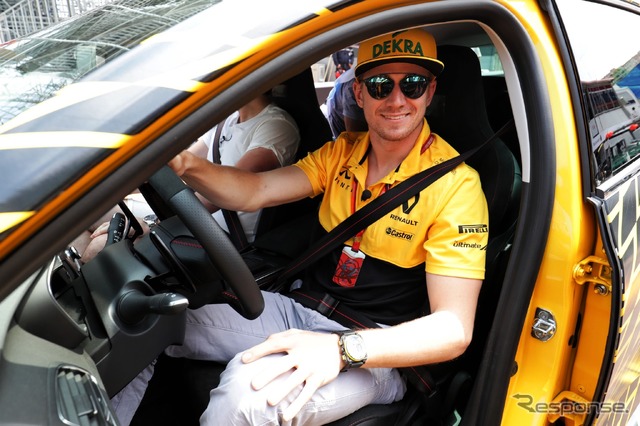 ルノー・メガーヌRS次期型の開発プロトタイプとルノーF1のヒュルケンベルグ選手