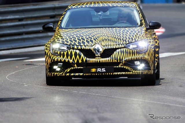 ルノー・メガーヌRS次期型の開発プロトタイプ