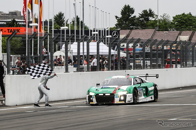 29号車(ニュルブルクリンク24時間レース)、チェッカーを受ける。