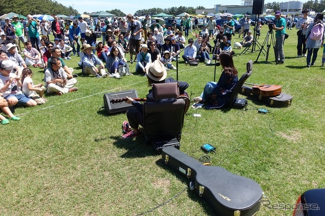 サンタラの二人による青空ライブ。ちなみに演奏している二人が座っている椅子は初代パンダのものを外して使用している。今回で10回目！フィアットパンダオーナーズミーティング「パンダリーノ2017」開催