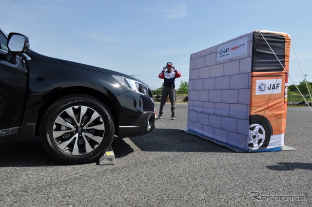 先進安全自動車の体験（ペダル踏み間違い時加速抑制装置）