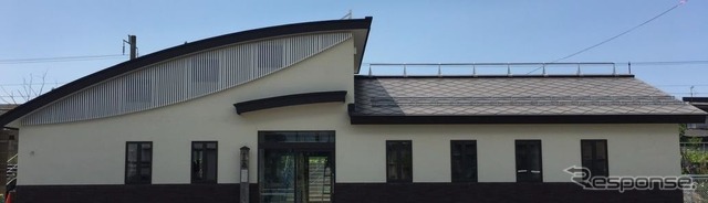 油川駅に完成した新しい駅舎。イワシ缶詰工場をイメージしてデザインされた。