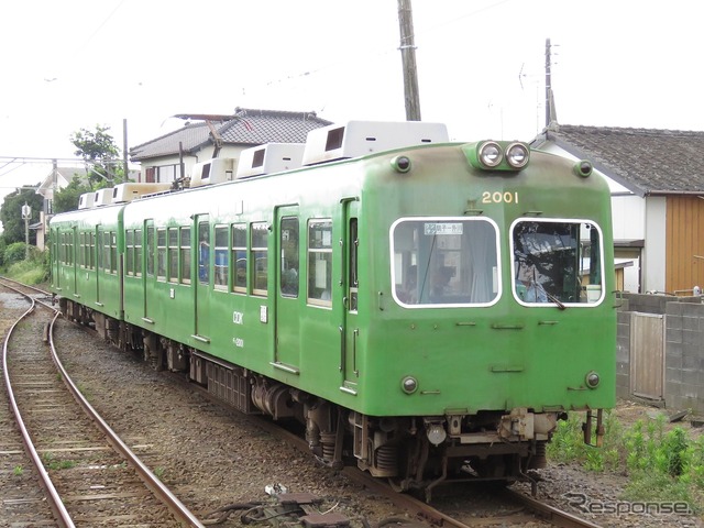 2両編成の銚子電鉄2000形。1両をネーミングライツにより「超レトロ電車」に改装する。