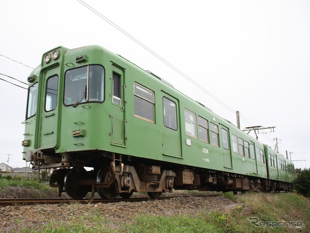 2両編成の銚子電鉄2000形。1両をネーミングライツにより「超レトロ電車」に改装する。