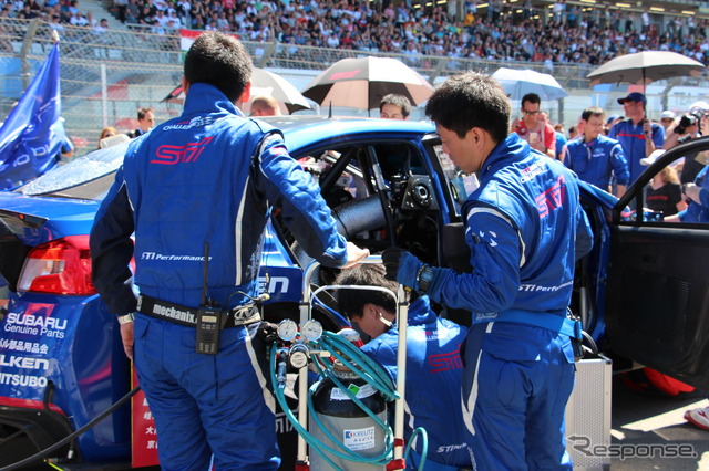 【ニュル24時間】レース中にも進化見せた! スバル ディーラーメカニックの活躍
