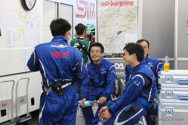 【ニュル24時間】レース中にも進化見せた! スバル ディーラーメカニックの活躍