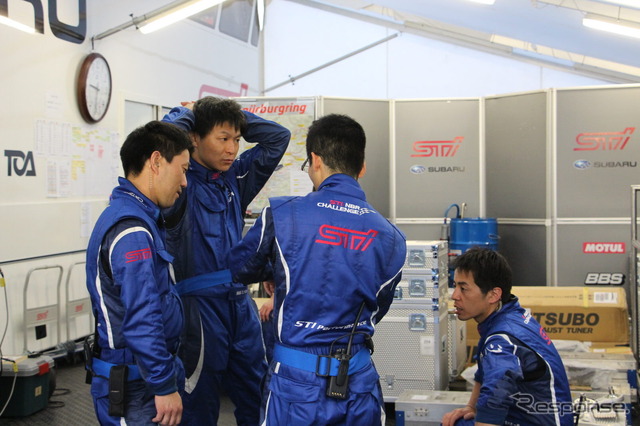 【ニュル24時間】レース中にも進化見せた! スバル ディーラーメカニックの活躍