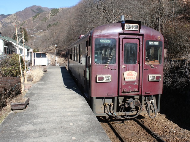 わたらせ渓谷線は脱線事故の影響により大間々～間藤間で運転を見合わせている。写真は間藤駅。