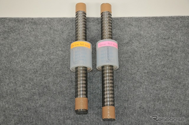 RP-EPSに採用されたボールねじ構造の特徴(スムーズな動き)を体感できるツール。左はややフリクション感のある従来のボールねじ(すべて同一球)で、右のスペーサーボール入りはほとんど抵抗なく動く