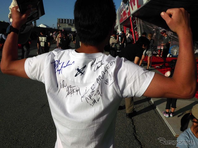 着ていたTシャツにサインを書き込んでもらう人も