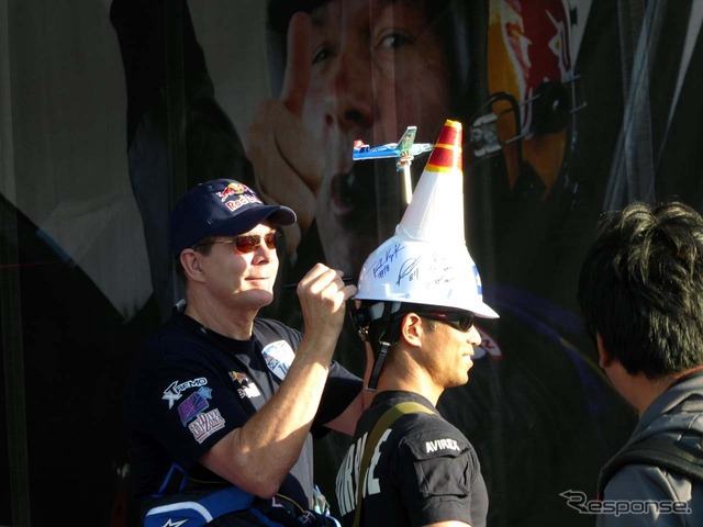 特製のヘルメットを持参人もいた