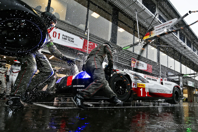 2017年シーズンを戦っているポルシェ919ハイブリッドと、力強いチームクルーたち。