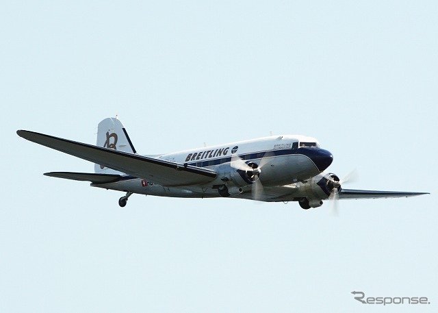 機齢なんと77歳、1940年に製造されたダグラス「DC-3」がエアレースのフライト・アクティビティに登場。優雅な姿を披露した。