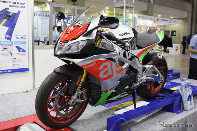 アプリリアRSV4 RF。プライベーター、ホビーレーサーだけでなくストリート派でも憧れるファンが多いスーパーバイクだ。