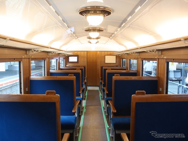 3号車（ナハ35 4001）：津和野方は2号車と同様、オハ35形モチーフの4人用ボックス席が並ぶ。