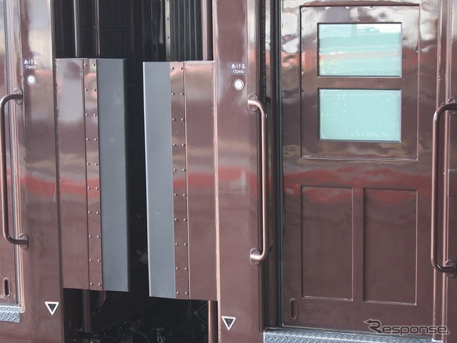 ドアの脇には旧型客車にはなかったドアボタンや転落防止ホロが見える。