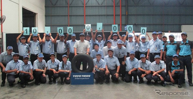 生産累計1000万本目のタイヤとToyo Tyre Malaysia Sdn Bhdのスタッフ